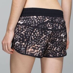 Lululemon Tracker Short II 4 Way Stretch in‎ Starburst Size 6